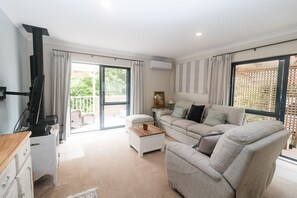 Smart TV - Cottage -  2 minute drive to Orewa Beach with it's 3km of golden sands (Orewa)