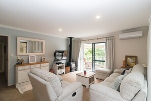 Smart TV - Cottage - 2 minute drive to Orewa Beach with it's 3km of golden sands (Orewa)