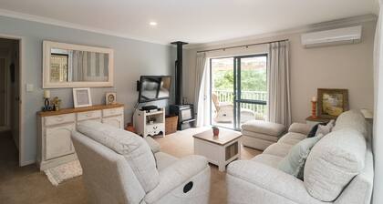 Cottage - 2 minute drive to Orewa Beach with it's 3km of golden sands
