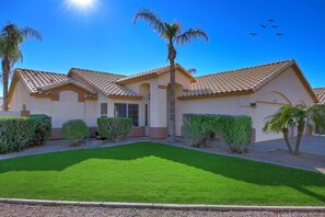 Exterior - Desert Oasis - Heated Pool, Putting Green, Lots of Parking (Gilbert)