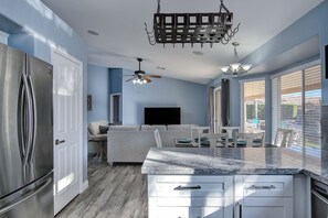 Interior - Desert Oasis - Heated Pool, Putting Green, Lots of Parking (Gilbert)