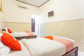 Standard Twin Room | Free WiFi, bed sheets - OYO 2180 Vina Vira Hotel (Lhokseumawe)