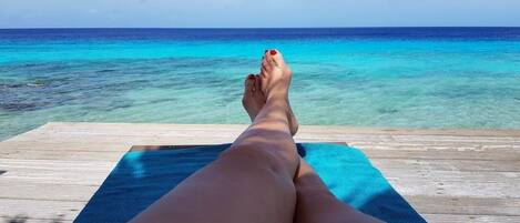 Plage, chaises longues, serviettes de plage