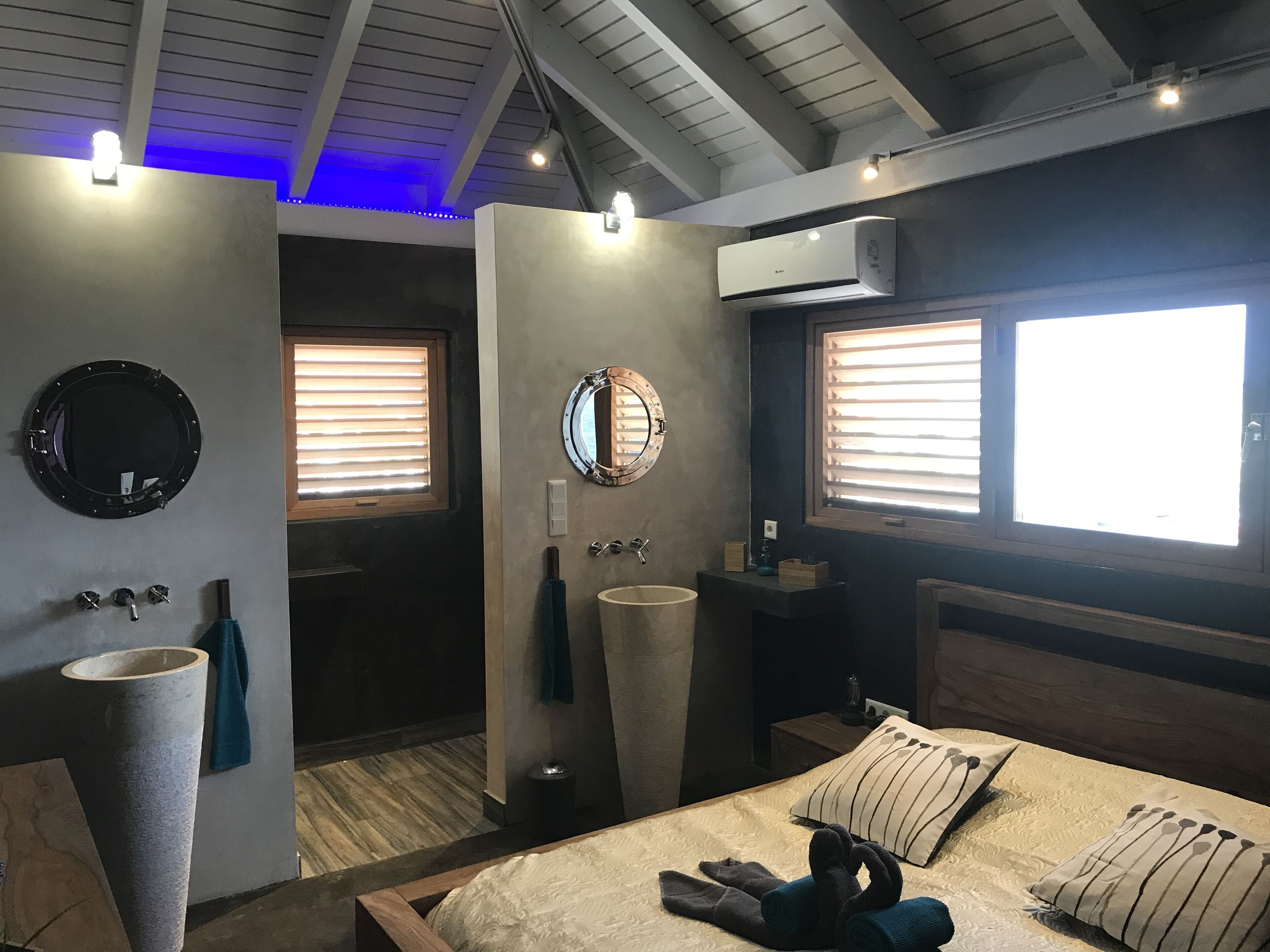 4 bedrooms, in-room safe, iron/ironing board, free WiFi