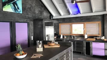 Frigorífico, horno, placa de cocina y lavavajillas