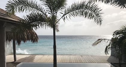 NOUVEAU!!! KAS Alegria-Ocean - Oceanfront-Villa avec accĂšs Ă la mer des CaraĂŻbes!