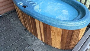 Una vasca idromassaggio con pannello di controllo ed etichetta con la scritta 'QUARTZ'.