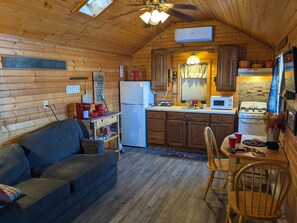 Fridge, microwave, oven, stovetop - Log Cabin on the Water - Free Kayaks! (Waterville)