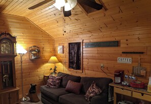 Smart TV - Log Cabin on the Water - Free Kayaks! (Waterville)