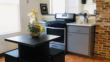 Kylskåp, mikrovågsugn, ugn och spishäll