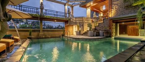 Szabadtéri medence, napernyők és napozóágyak