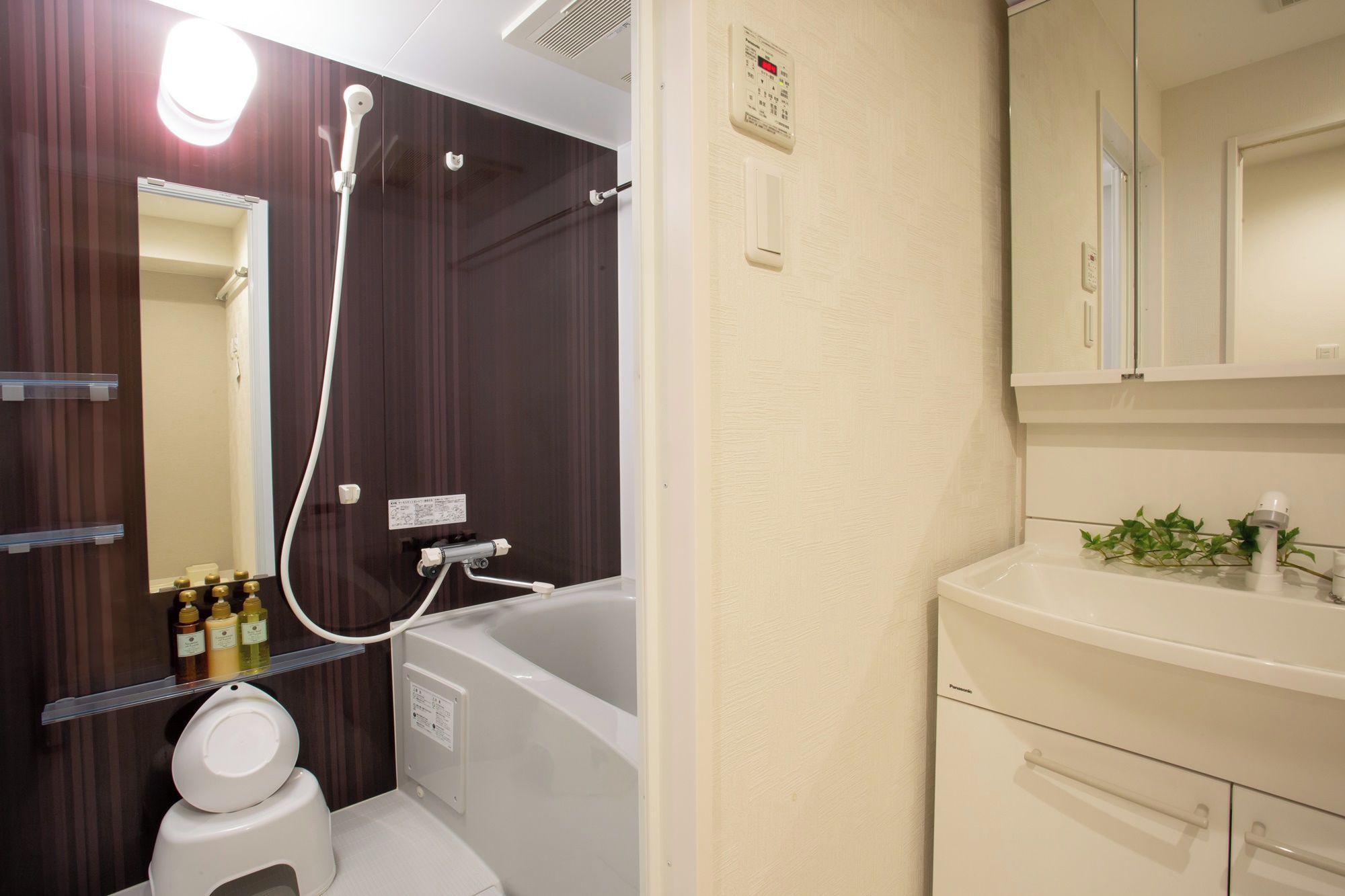 Une salle de bain avec une baignoire, des toilettes et un lavabo.