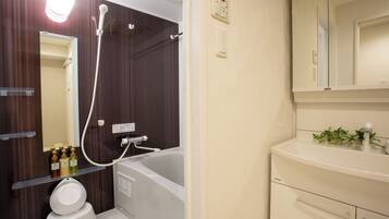 Duschwanne, kostenlose Toilettenartikel, Haartrockner, Hausschuhe