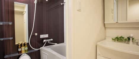 Un baño con bañera, inodoro y lavamanos.