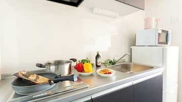 Full-size fridge, microwave, stovetop, electric kettle