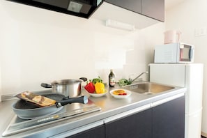 Full-sized fridge, microwave, stovetop, electric kettle