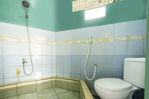 Habitació familiar | Bany | Dutxa i tovalloles 