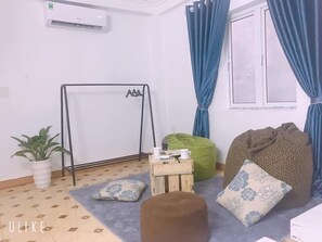 Pallet Room | Living area
