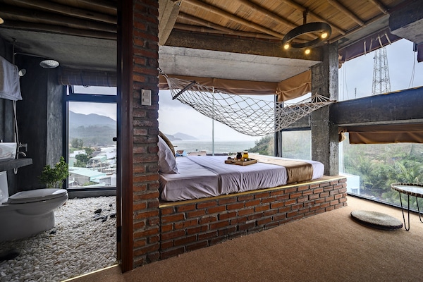 Quarto casal standard | Cortinas blackout, quartos à prova de som, ferros/tábuas de passar roupa