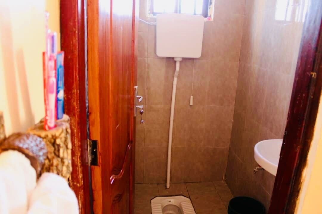 Douche à « effet pluie », peignoirs, serviettes fournies, savon