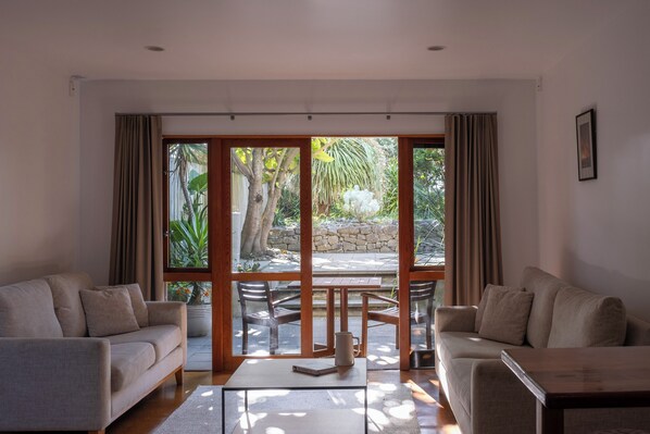 40-inch Smart TV with satellite channels, TV, DVD player