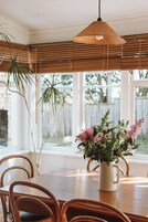 Casa de campo clásica | Zona de estar | Smart TV de 40 pulgadas con canales por satélite, una televisión