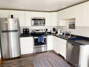 Geladeira, micro-ondas, fogão, cooktop