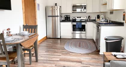 YEAR ROUND, a Cozy Studio for 2, Overlooking the Historic Yellowstone Arch