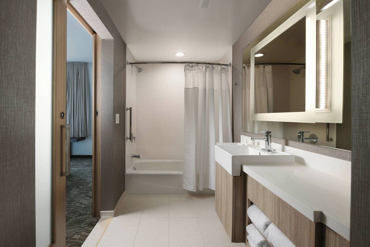 suite, multiple beds | bathroom | towels