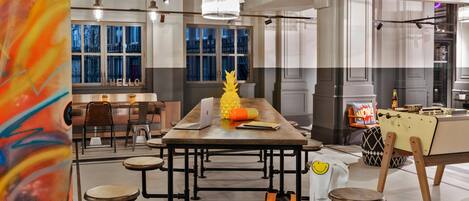 Una cocina moderna con una mesa de madera, taburetes y una decoración de piña amarillo brillante.