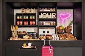 Daily continental breakfast for a fee - Moxy Lille City (Lille)
