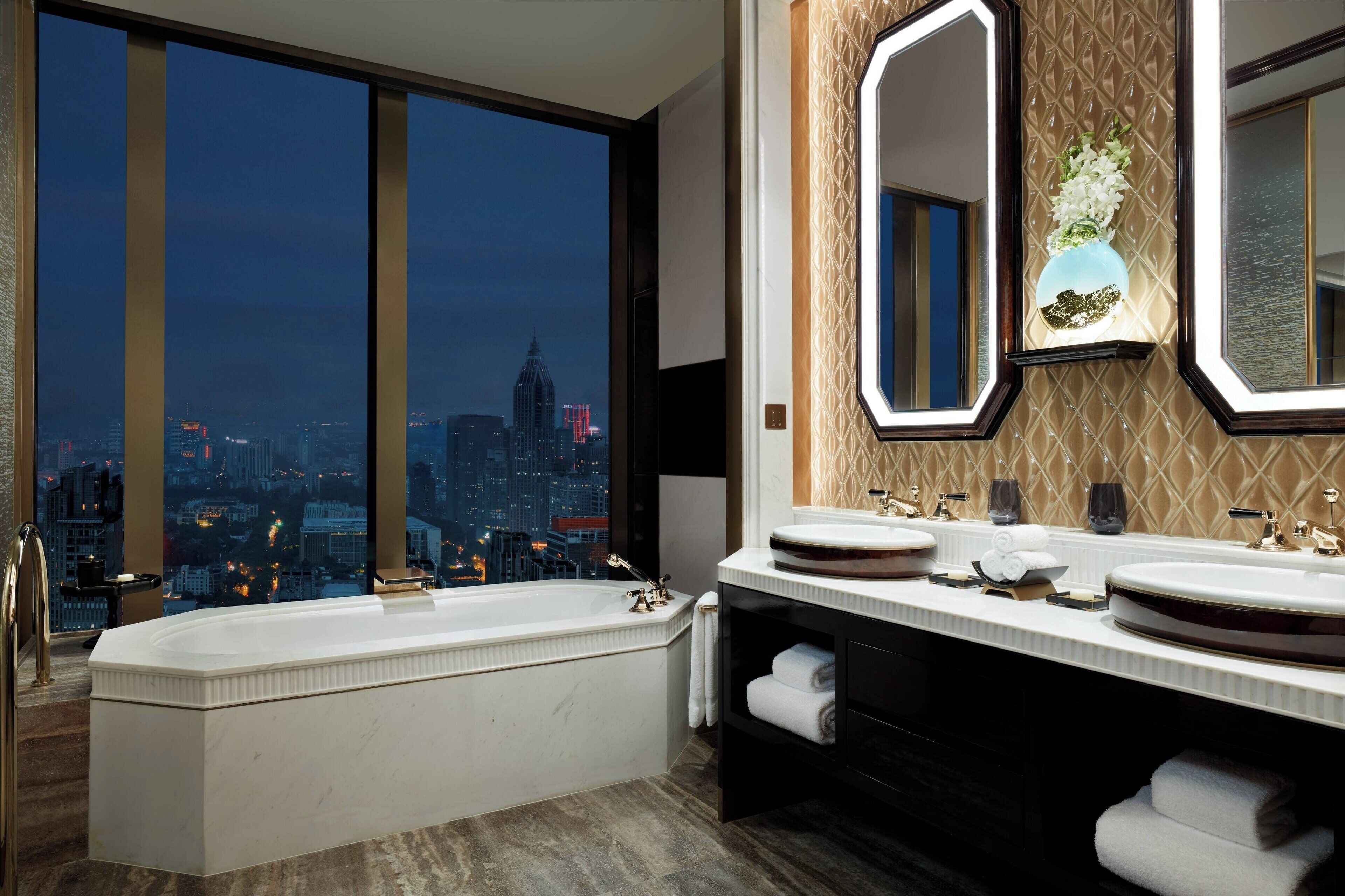 separate bathtub and shower, hydromassage showerhead, free toiletries