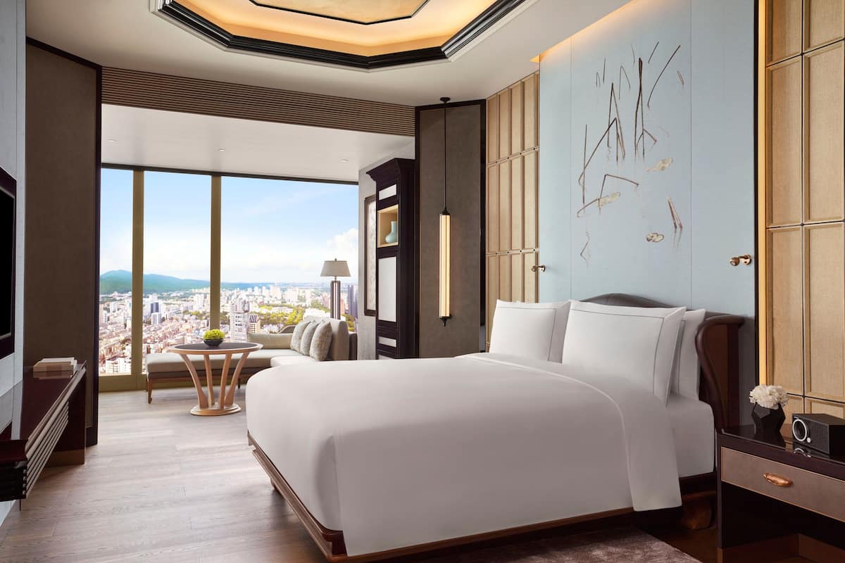 1 bedroom, premium bedding, minibar, in-room safe