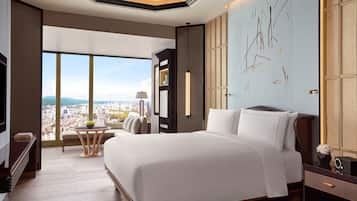 高級寝具、ミニバー、セーフティボックス (室内)、客室ごとに異なる装飾