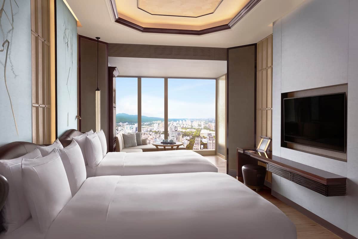 1 bedroom, premium bedding, minibar, in-room safe