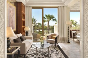 Een 32-inch televisie met digitale zenders en een kantoor