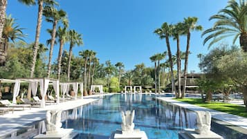 Una piscina techada, una piscina al aire libre