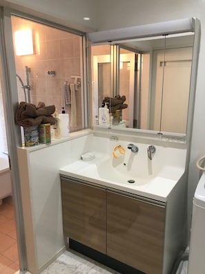 Ferienhaus (only 2nd floor) | Badezimmer | Badewanne und Dusche (separat), kostenlose Toilettenartikel