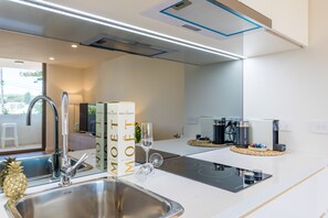 Réfrigérateur, four à micro-ondes, un four, surface de cuisson