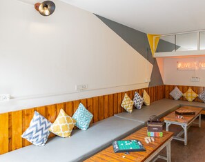 18-inch flat-screen TV with digital channels, TV - Zostel Bangalore - Hostel (Bengaluru)