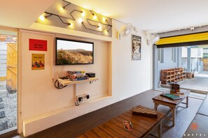 18-inch flat-screen TV with digital channels, TV - Zostel Bangalore - Hostel (Bengaluru)