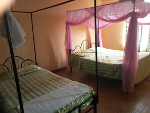 Camera con 2 letti singoli | Una scrivania, postazione laptop, ferro/asse da stiro, Wi-Fi gratuito