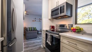 冷蔵庫、電子レンジ、オーブン、コンロ