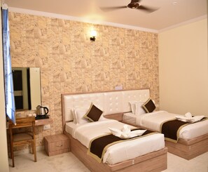 Habitación Premium doble | Ropa de cama de alta calidad y escritorio