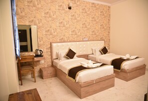 Habitación Premium doble | Ropa de cama de alta calidad y escritorio