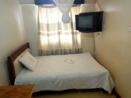 Escritorio, tabla de planchar con plancha, wifi gratis y ropa de cama 