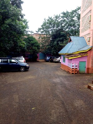 Free self parking - Salkan Hotel (Embu)