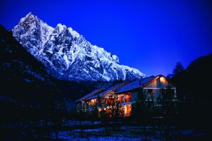 住宿正面 (夜晚)