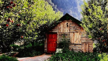 Riverside Cottage with Mountain View | Bathroom