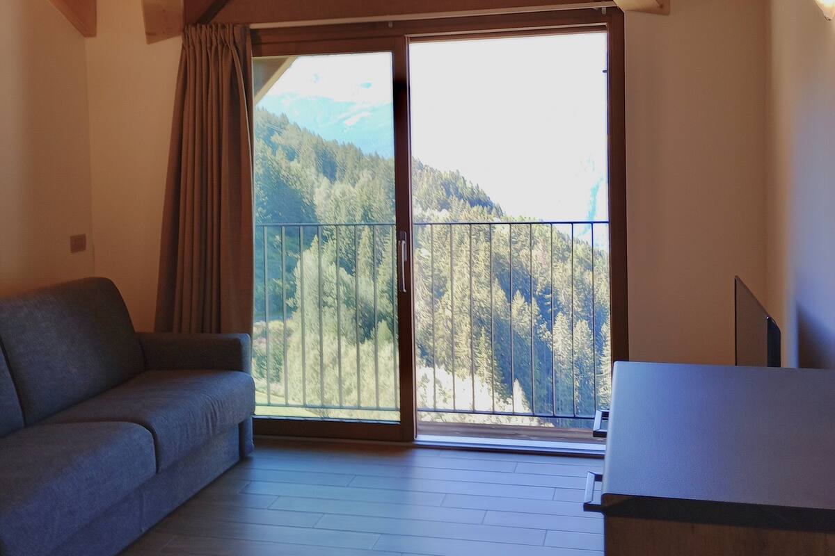 Apartamento básico, 2 habitaciones (Trilo - 6 Adults) | Zona de estar | Una televisión LCD
